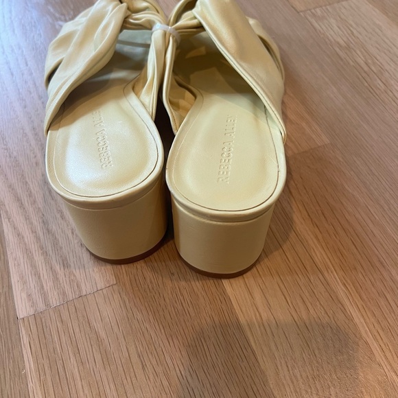 Rebecca Allen Twist Heels 10 Yellow Leather NWOT Sandals Mules Slip On Travel - Picture 2 of 5